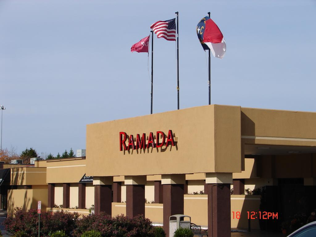 Отель Ramada Plaza By Wyndham Charlotte South End Airport Экстерьер фото